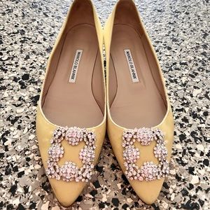 MANOLO BLAHNIK
Hangisi embellished satin point-toe flats